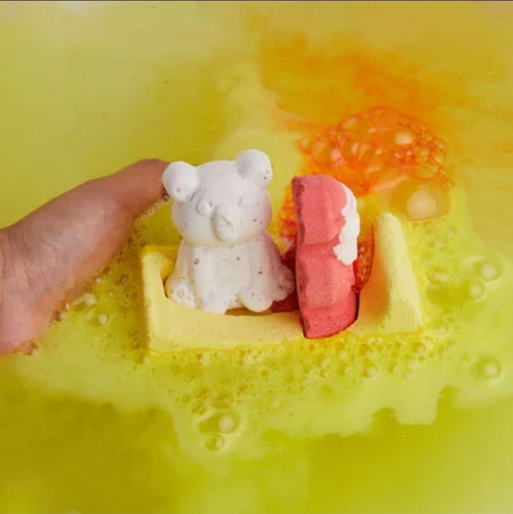Lush Cosmetics - Santa's Magic Sleigh Bath Bomb - Set of 4! - Picture 6 of 6